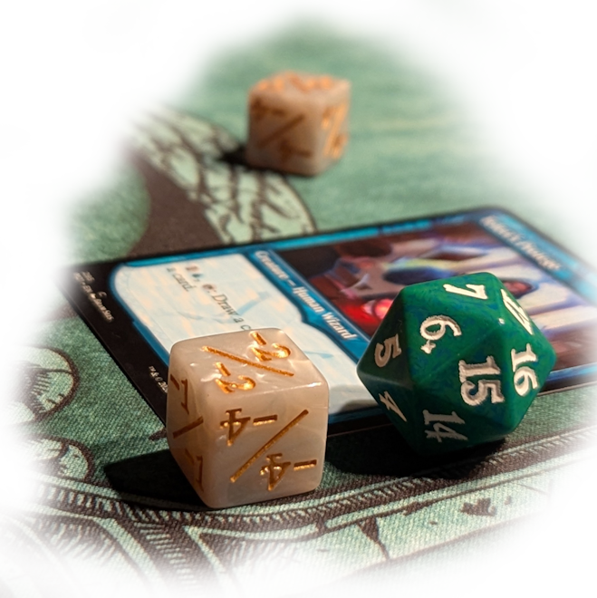 ein Bild einer Magickarte auf einer Spielmatte. Im Vordergrund sind Spielwürfel. D6 D20