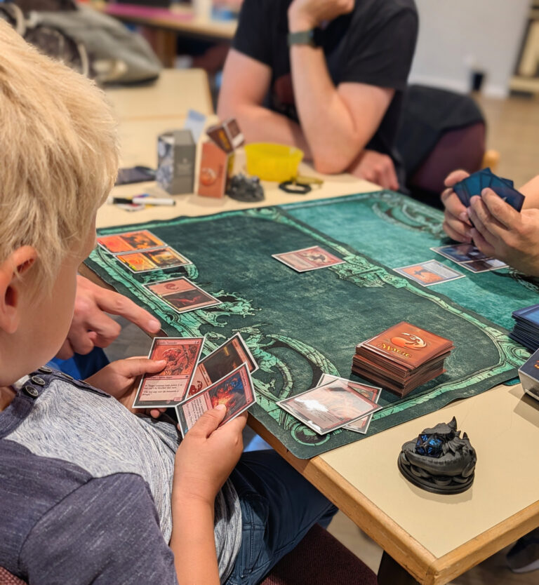 junge Menschen spielen ein tcg Spiel MTG