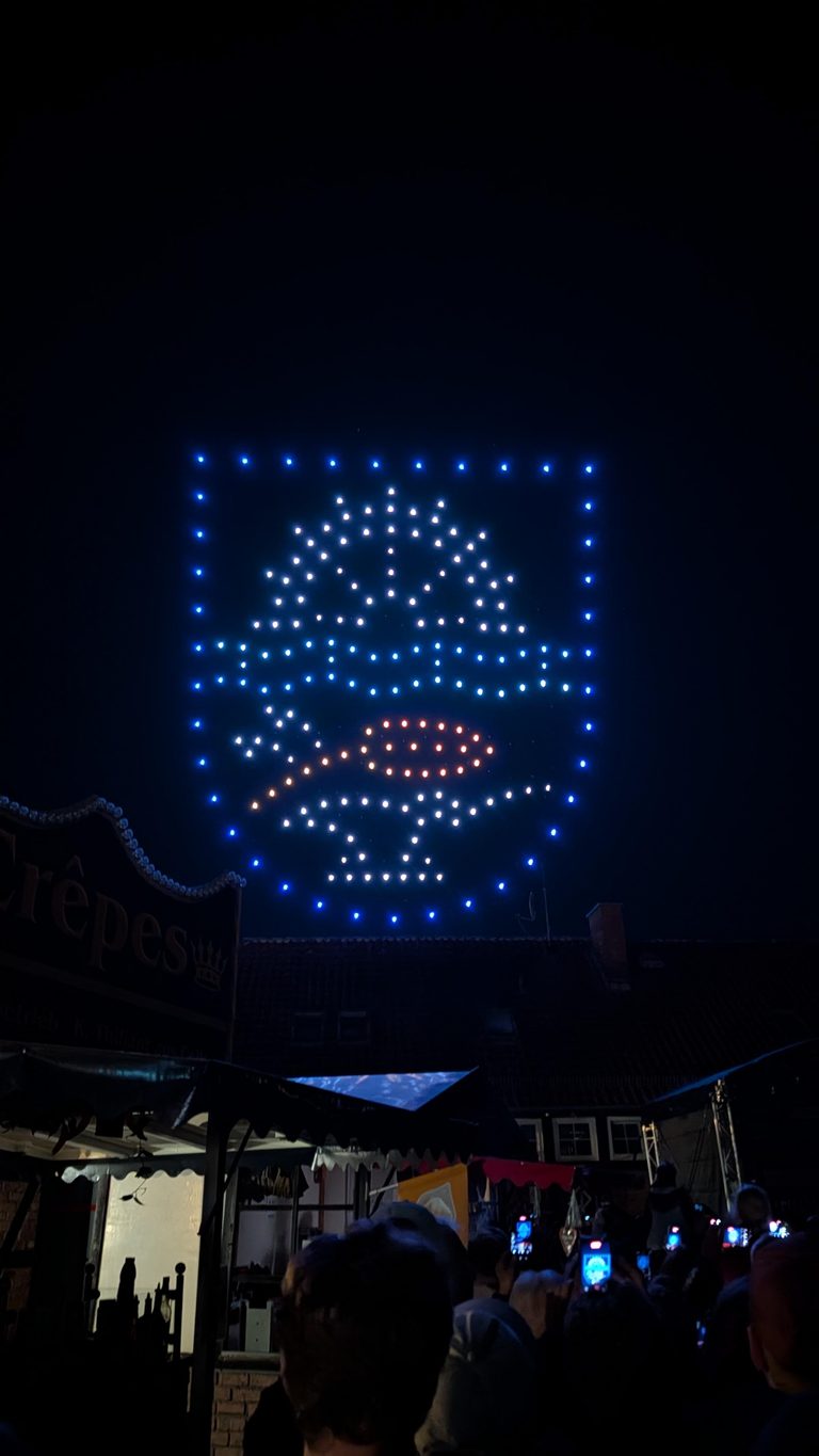 Wappen von Lachendorf mit Dronen bei Nacht am Himmel